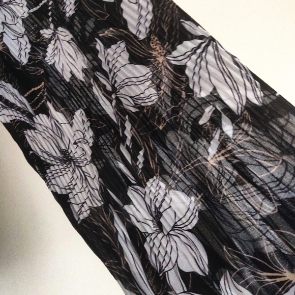 WHBM Floral Blouse. - Picture 3 of 11